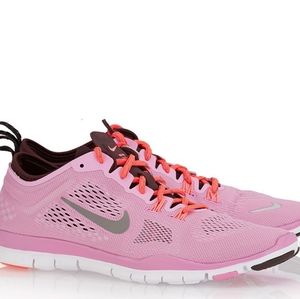 WOMENS NIKE TR FREE ATHLETIC SHOE 8